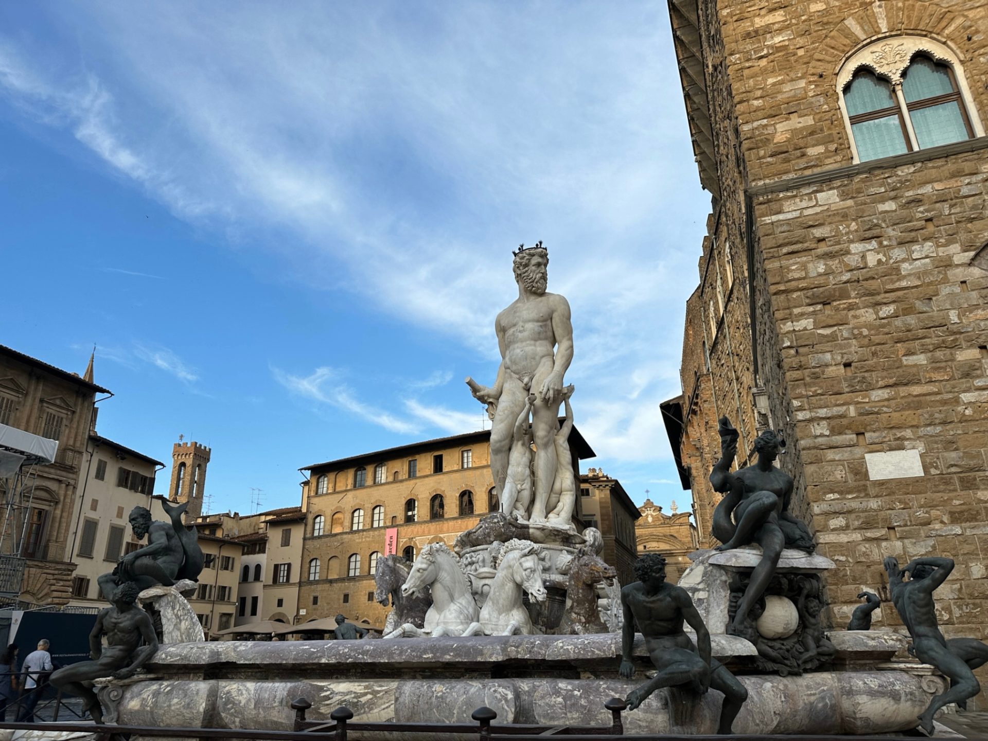 Fuente de Neptuno en la Piazza della Signoria de Florencia al atardecer